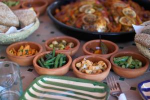 un tavolo con ciotole di cibo di Targafit Hotel & Hammam a Marrakech