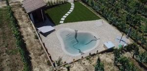una vista aérea de una fuente en un patio en Vitae di Langa, en Grinzane Cavour