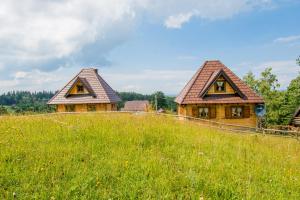 due case su una collina in un campo di Mašine kolibe a Kaludjerske Bare