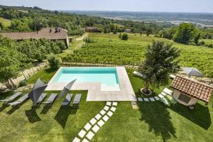 - une vue aérienne sur une villa avec une piscine dans l'établissement Santa Caterina Langhe, à La Morra
