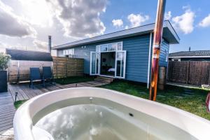 a bath tub in front of a house at Proosdij B055A in Vinkeveen