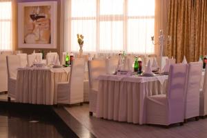 a conference room with white tables and chairs with bottles at Motel Lav in Čapljina