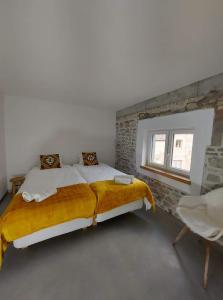 ein Schlafzimmer mit einem Bett und einer Ziegelwand in der Unterkunft Thon chez toi in Andenne