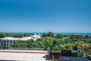 een balkon met uitzicht op de oceaan bij Romance Hotel and Family Suites in Sveti Konstantin