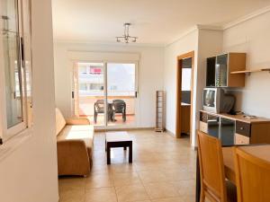 een woonkamer met een bank en een tafel bij Apartamento Boutique Sol in Oropesa del Mar