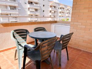 een tafel en stoelen op het balkon van een gebouw bij Apartamento Boutique Sol in Oropesa del Mar