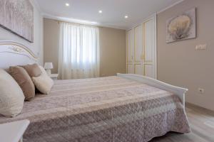 een slaapkamer met een groot bed in een kamer bij Villa Green Point in Grižane +43 foto's