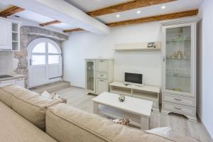 een woonkamer met een bank en een tafel bij Villa Green Point in Grižane