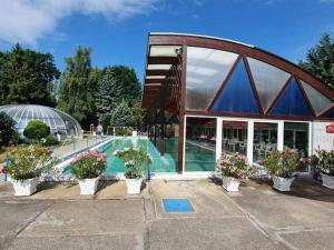 un edificio con piscina en frente de un edificio en Borgáta Retro Apartman, en Borgáta