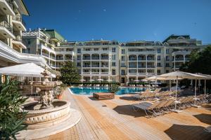 Bazén v ubytování Romance Hotel and Family Suites nebo v jeho okolí