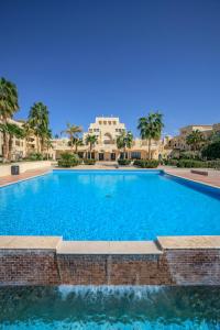 בריכת השחייה שנמצאת ב-Grand Tala Bay Resort Aqaba או באזור