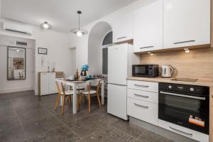 Kuchyňa alebo kuchynka v ubytovaní Apartman LaMandra