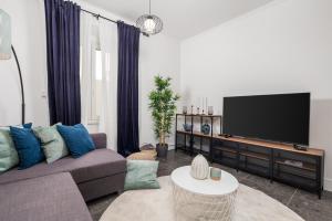 Televízia a/alebo spoločenská miestnosť v ubytovaní Apartman LaMandra