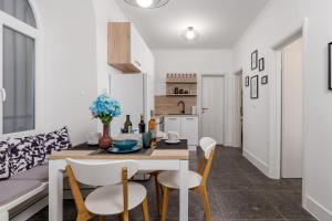 Kuchyňa alebo kuchynka v ubytovaní Apartman LaMandra