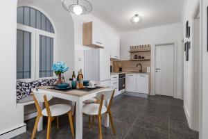 Kuchyňa alebo kuchynka v ubytovaní Apartman LaMandra + 22 fotografií