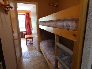 a room with a bunk bed in a room at Appartement typique de montagne in Thollon