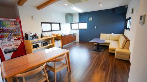 eine Küche und ein Esszimmer mit einem Tisch und Stühlen in der Unterkunft 素泊り旅館 Yururi in Yufu