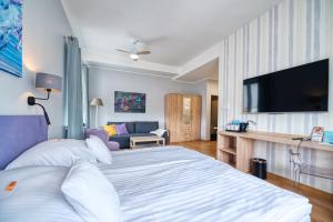 1 dormitorio con 1 cama grande y 1 sofá en Lido Dom Przy Plaży, en Gdansk