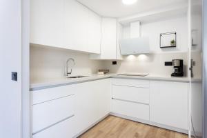 Kuchyň nebo kuchyňský kout v ubytování SUNNY Olympia By Sunkeyrents