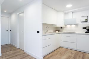 Kuchyň nebo kuchyňský kout v ubytování SUNNY Olympia By Sunkeyrents