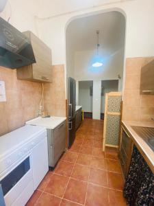 Il comprend une cuisine avec des appareils électroménagers blancs et du carrelage. dans l'établissement ROMA GONDOLA SRLS, à Rome 34 autres photos