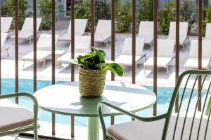 Bazén v ubytování Hôtel Spa Restaurant Villa Castellane nebo v jeho okolí