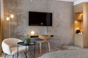 TV a/nebo společenská místnost v ubytování Hôtel Spa Restaurant Villa Castellane