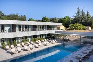 Bazén v ubytování Hôtel Spa Restaurant Villa Castellane nebo v jeho okolí