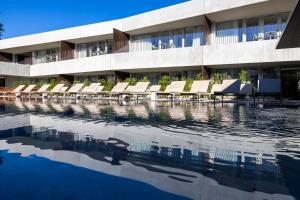 Bazén v ubytování Hôtel Spa Restaurant Villa Castellane nebo v jeho okolí