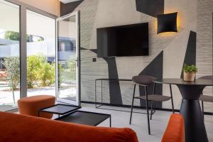 TV a/nebo společenská místnost v ubytování Hôtel Spa Restaurant Villa Castellane