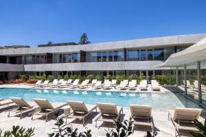 Bazén v ubytování Hôtel Spa Restaurant Villa Castellane nebo v jeho okolí