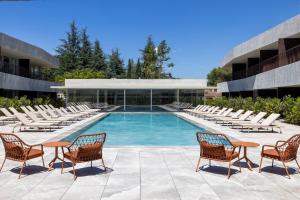 Bazén v ubytování Hôtel Spa Restaurant Villa Castellane nebo v jeho okolí