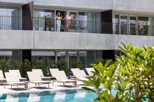 Bazén v ubytování Hôtel Spa Restaurant Villa Castellane nebo v jeho okolí