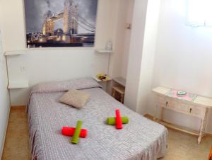 una piccola camera da letto con un letto con figure giocattolo di ELDORADO 2 BEDROOMS a Playa de las Americas