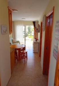 una cucina e un soggiorno con tavolo e sedie di ELDORADO 2 BEDROOMS a Playa de las Americas