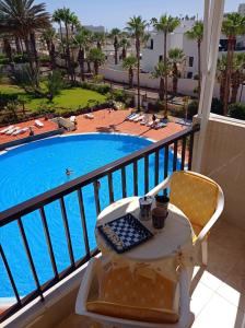 un tavolo con tastiera su un balcone con piscina di ELDORADO 2 BEDROOMS a Playa de las Americas