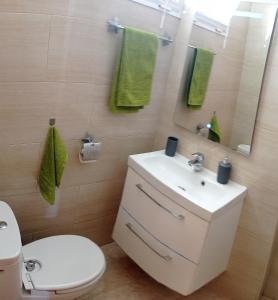 un bagno con un water bianco e un lavandino di ELDORADO 2 BEDROOMS a Playa de las Americas Altre 3 foto