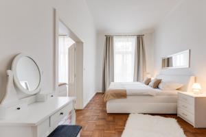 Posteľ alebo postele v izbe v ubytovaní Luxury Riverside Apartments In The Center Of Prague