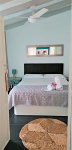 アルテアにあるCasa ilhana Bのベッドルーム(鏡付きの大きな白いベッド1台付)
