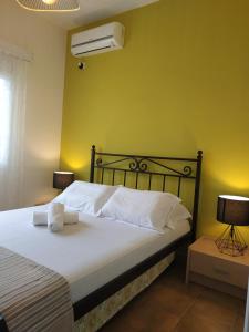 A bed or beds in a room at Leodi Place