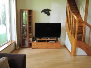 uma sala de estar com uma televisão de ecrã plano numa cómoda em Tüve apartment em Kärdla