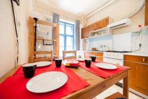 eine Küche mit einem Tisch mit zwei weißen Tellern darauf in der Unterkunft Heroes Square & City Park Thermals Apartment in Budapest