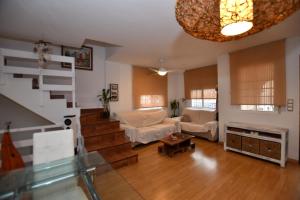 salon ze schodami i kanapą w obiekcie Merecido Descanso Sun Beach w mieście Torrevieja