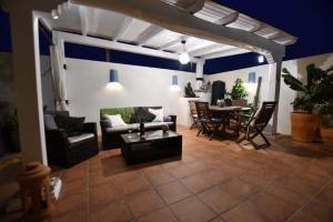 a living room with a couch and a table at Merecido Descanso Sun Beach in Torrevieja