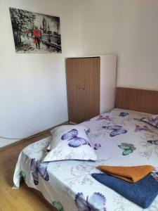 a bed with two towels on it in a bedroom at Lacul Tei Residence in Bucharest