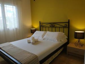 A bed or beds in a room at Leodi Place