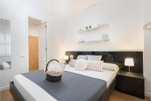 a bedroom with a large bed with a basket on it at Apartamento BS Oviedo Centro in Oviedo