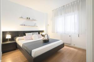 Un dormitorio con una cama grande y una ventana en Apartamento BS Oviedo Centro, en Oviedo