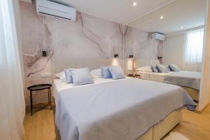 Un pat sau paturi într-o cameră la Dubrovnik airport - Moonlight rooms