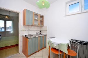 Кухня или мини-кухня в Apartments and Rooms Mare
